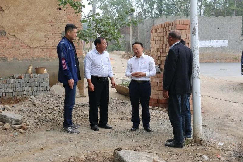 扶貧路上  攜手同行——弘義集團(tuán)黨委書記、董事長張秀峰一行 到定點幫扶村調(diào)研